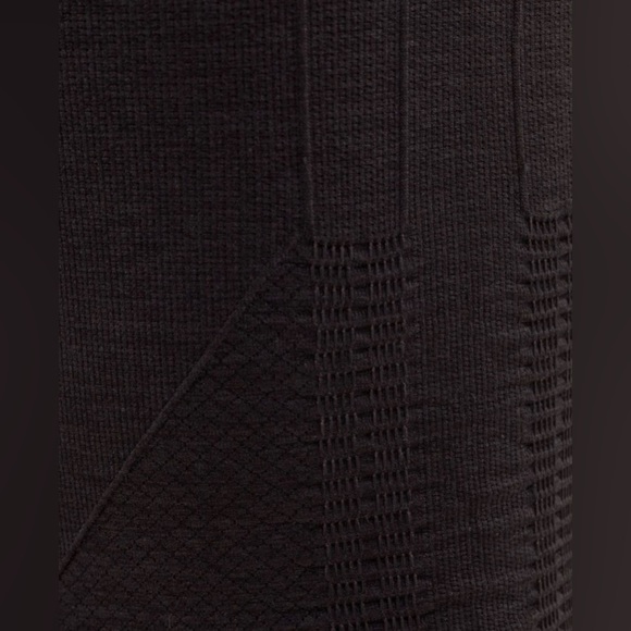 Lululemon In The Flow Crop (1 of 3)
Black - Picture 2 of 9